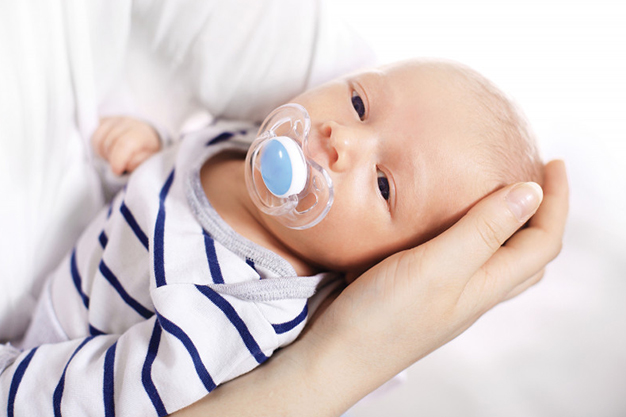Bebeklerde Emzik Kullanımı Nasıl Olmalıdır?